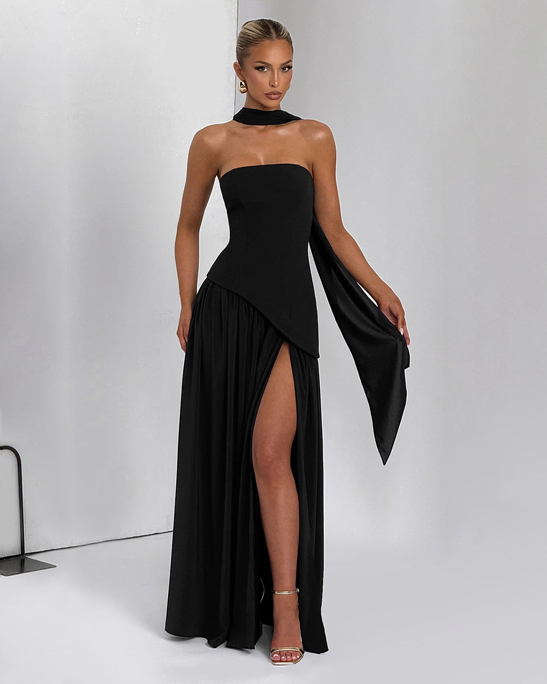 Elegant Black Strapless Sleeveless Pleated Split Prom Dress with Scarf | Zelldresses