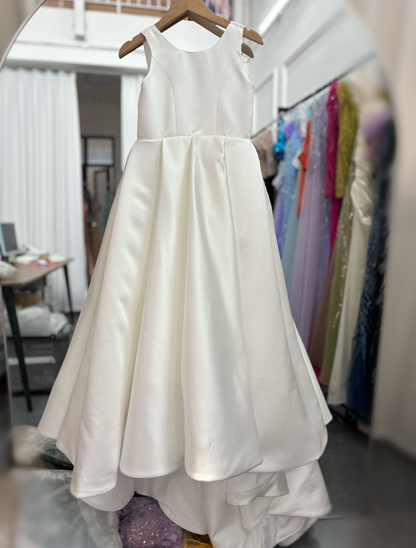 Elegant White Flower Girl Dress with Bow Satin Ball Gown for Kids J205