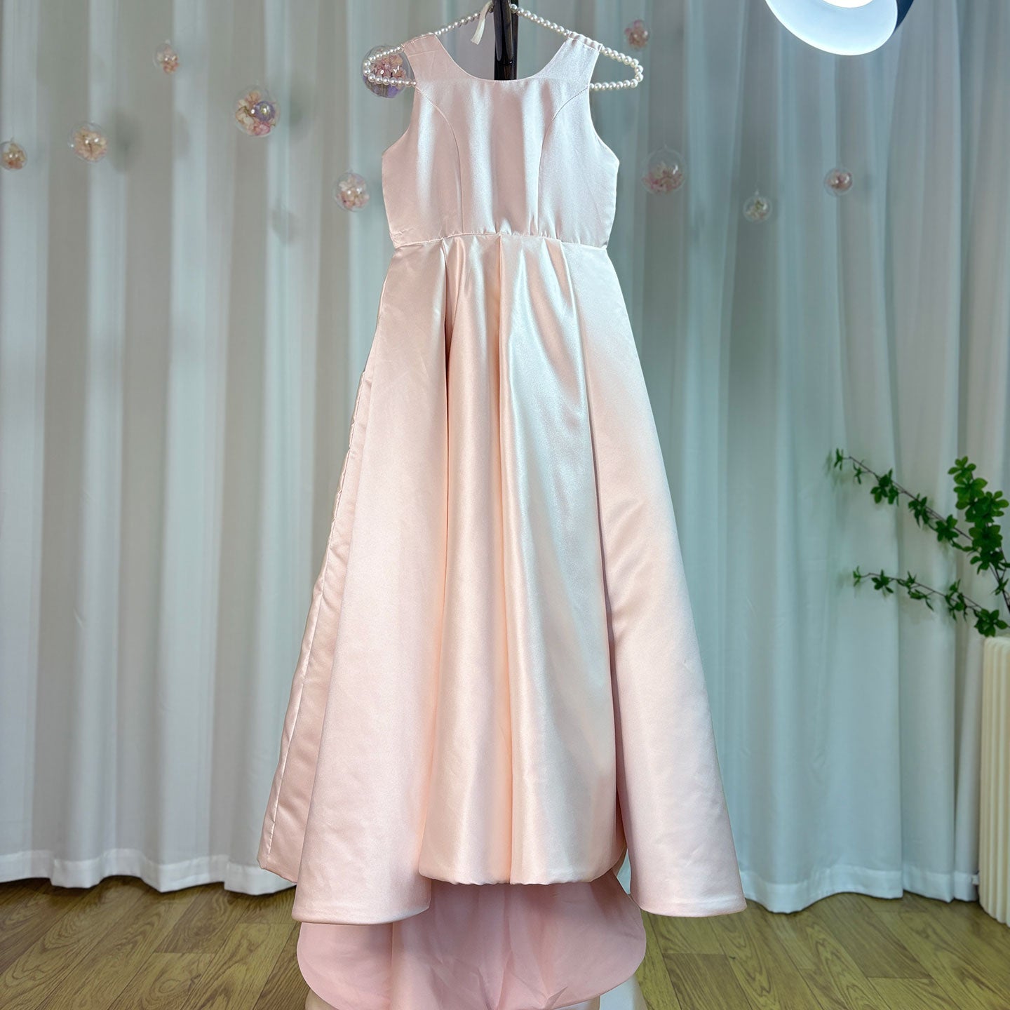 Elegant White Flower Girl Dress with Bow Satin Ball Gown for Kids J205