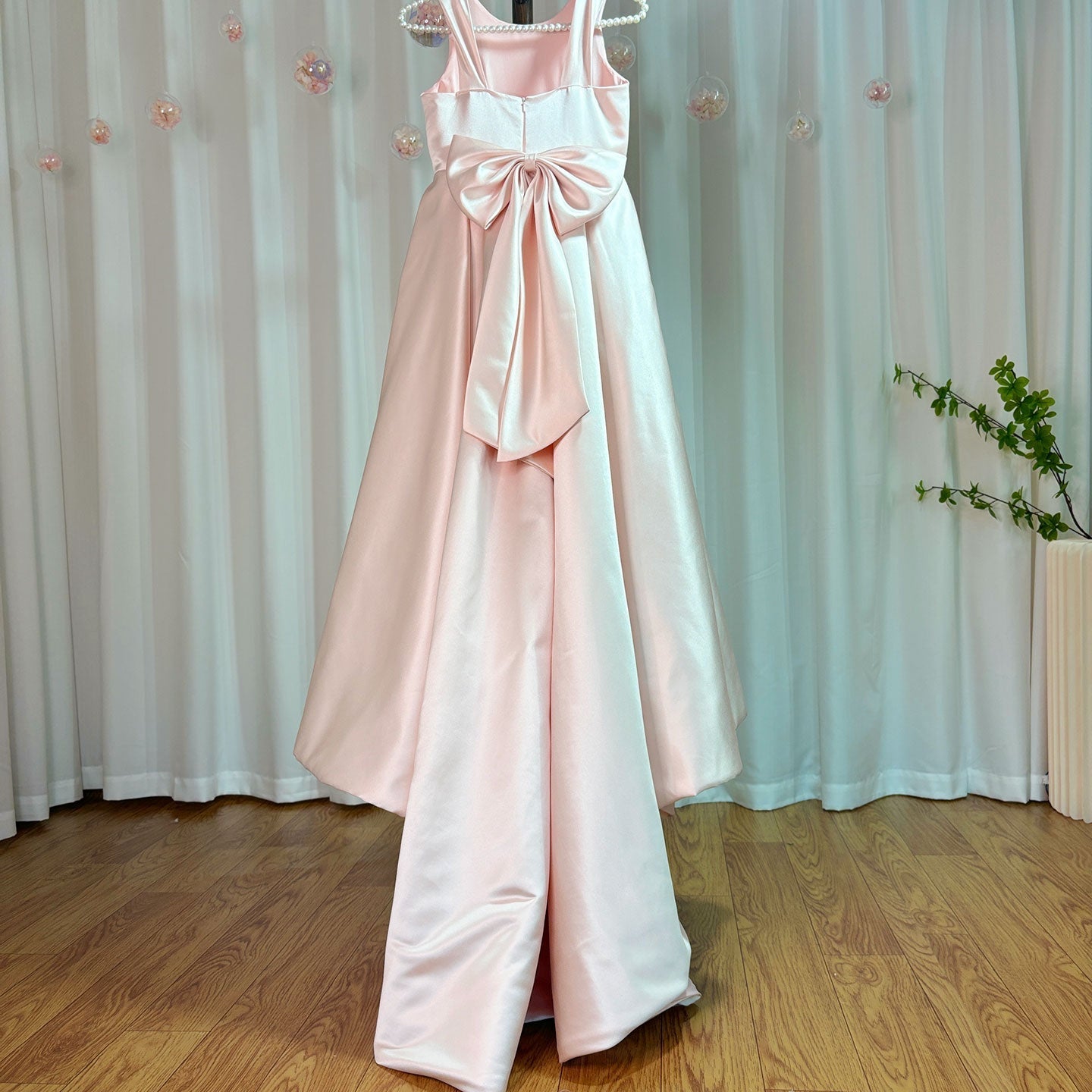 Elegant White Flower Girl Dress with Bow Satin Ball Gown for Kids J205