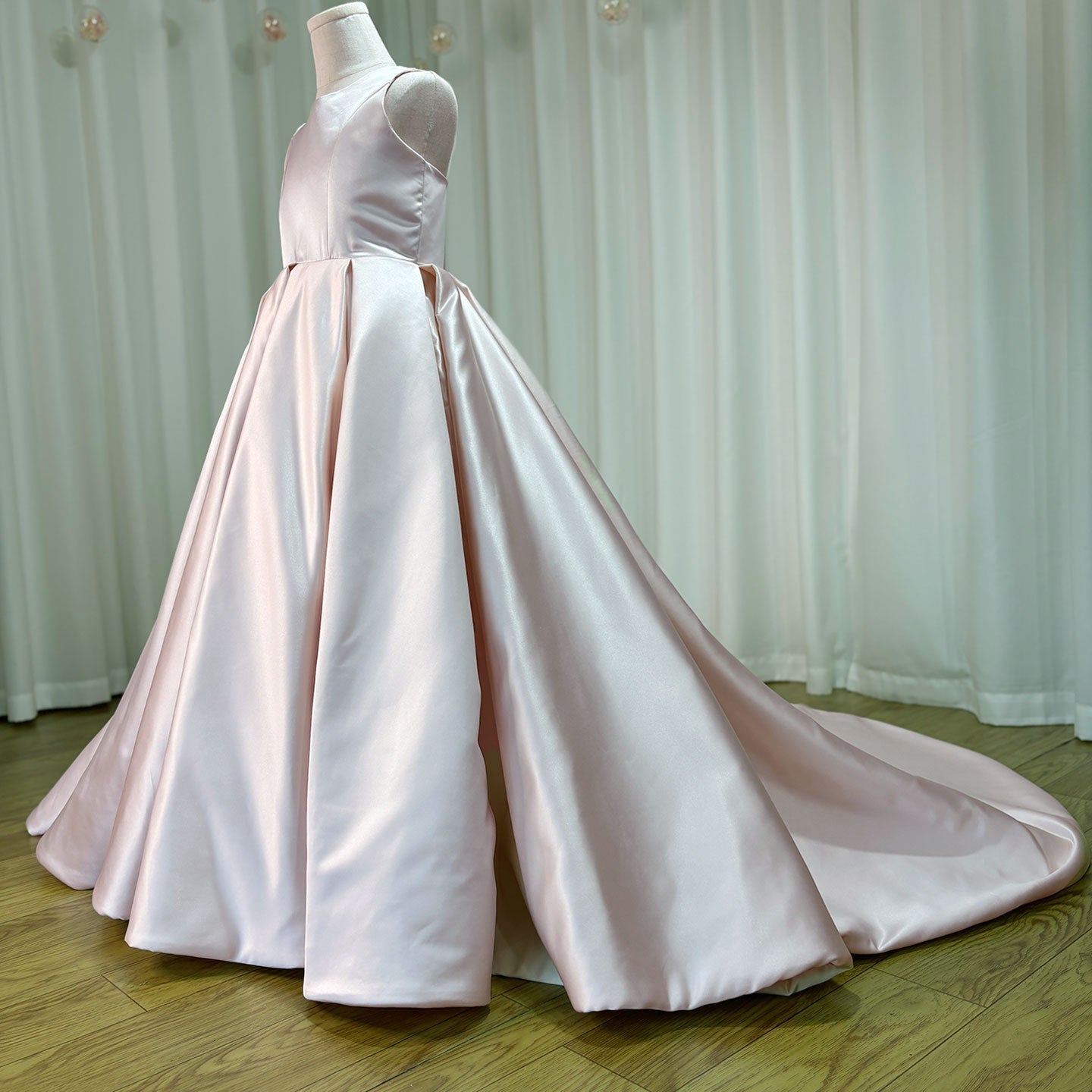 Elegant White Flower Girl Dress with Bow Satin Ball Gown for Kids J205