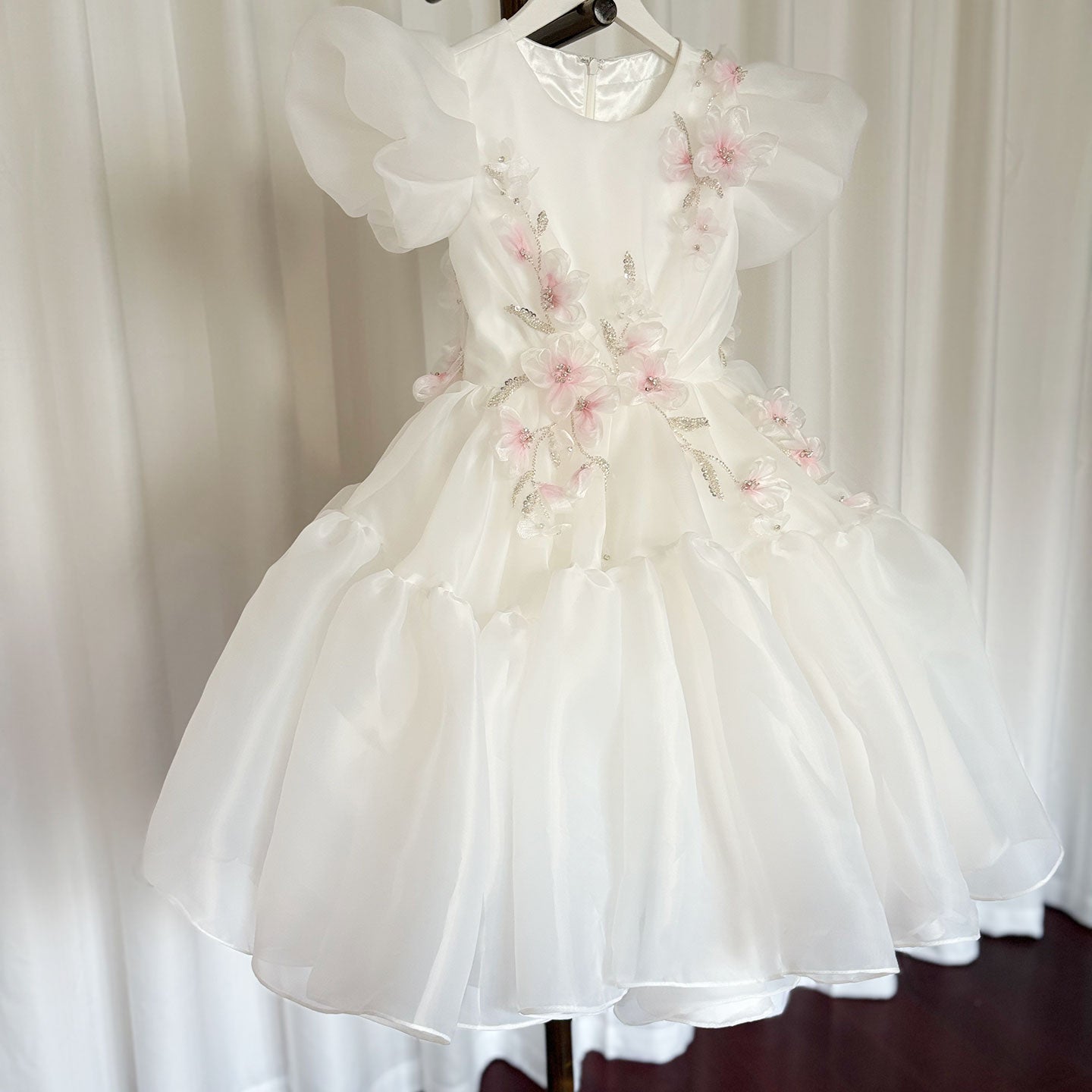 Luxury Dubai White Girl Dress 3D Flowers Beading Ball Gown J348