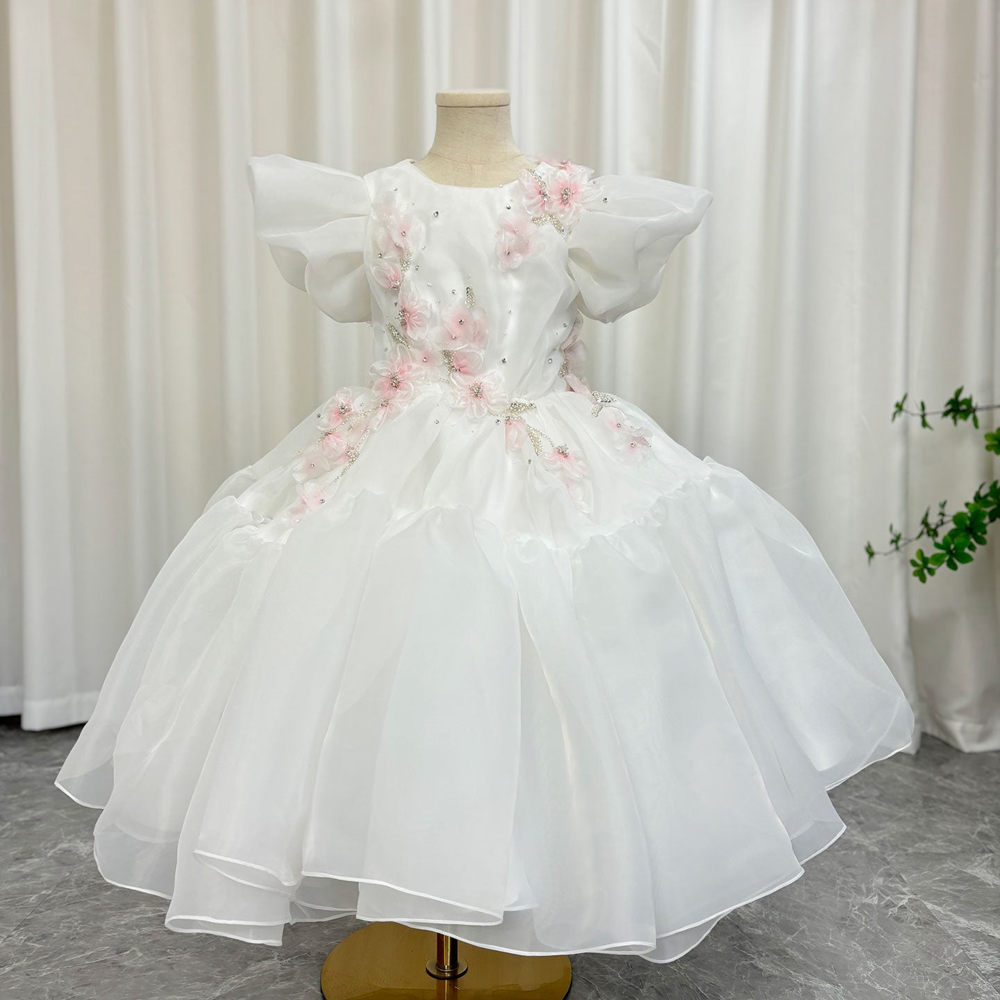 Luxury Dubai White Girl Dress 3D Flowers Beading Ball Gown J348