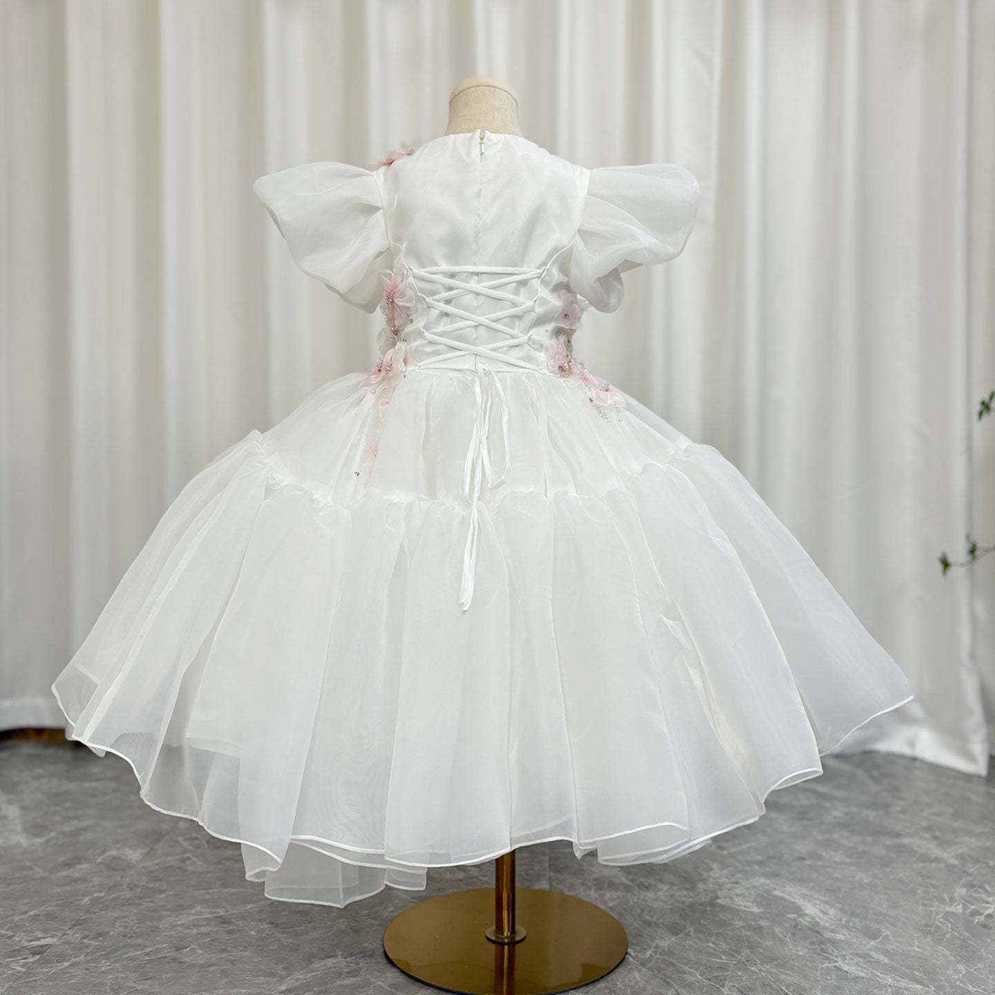 Luxury Dubai White Girl Dress 3D Flowers Beading Ball Gown J348