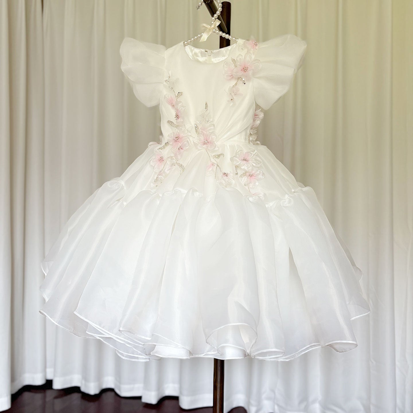 Luxury Dubai White Girl Dress 3D Flowers Beading Ball Gown J348